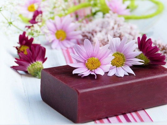 Secrets Naturels Révélés : Les Bienfaits Étonnants des Savons Artisanaux pour une Peau Radieuse / Unveiled Natural Secrets: The Amazing Benefits of Handmade Soaps for Radiant Skin